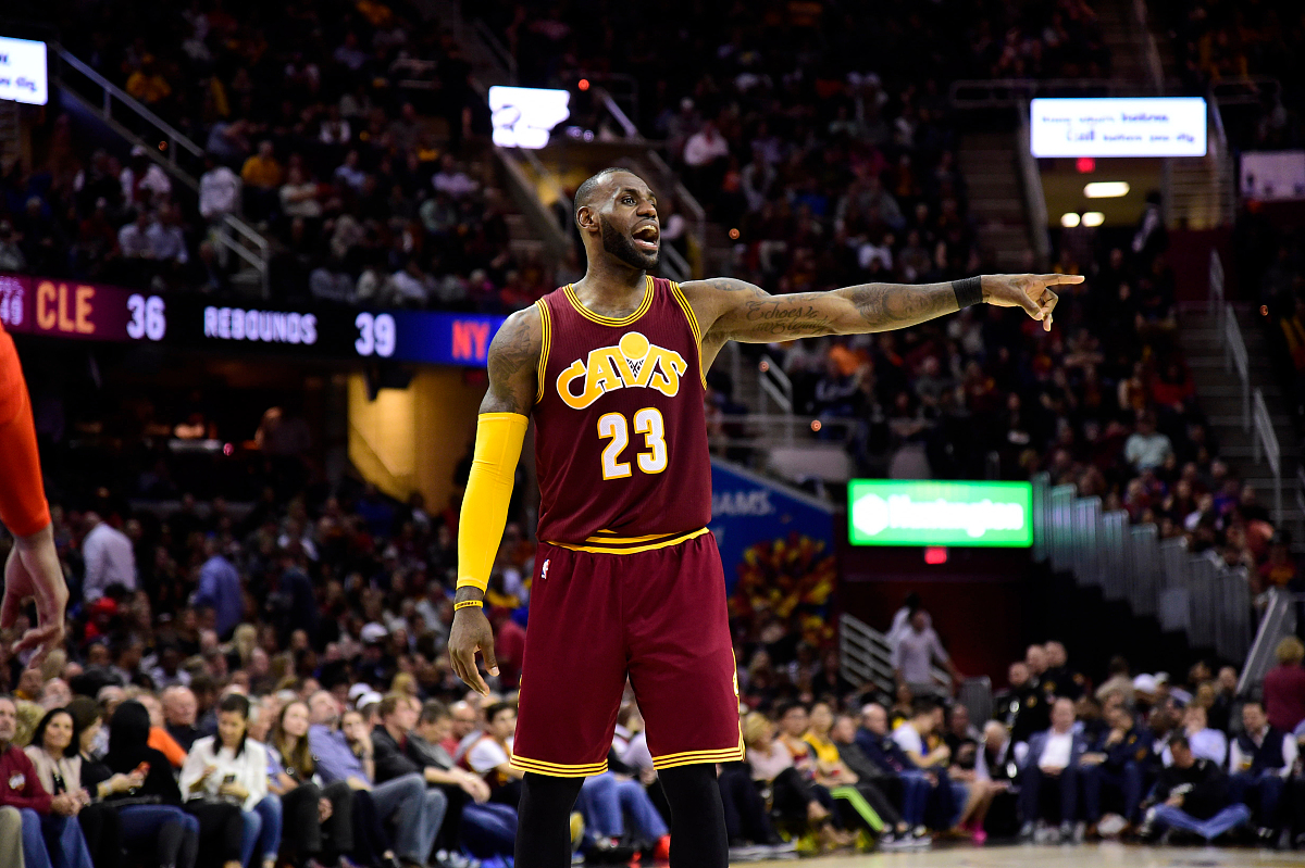 AYX SPORTS-詹姆斯在MAD比赛中惊艳表现凯恩关键时刻战术调整，媒体一致点评：今夜布莱顿备战英超